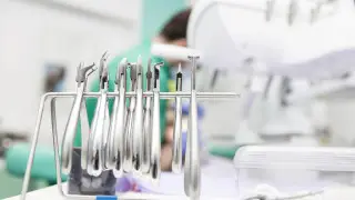 Смерть ребёнка в стоматологии Астаны: адвокат подсудимой попросил отложить её показания в суде