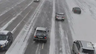 Из-за гололедицы ограничили движение на участках автодорог в двух областях