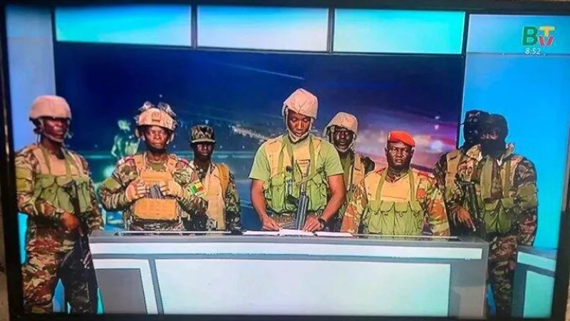 Военные во время обращения на национальном телевидении в Бенине. Архивное фото