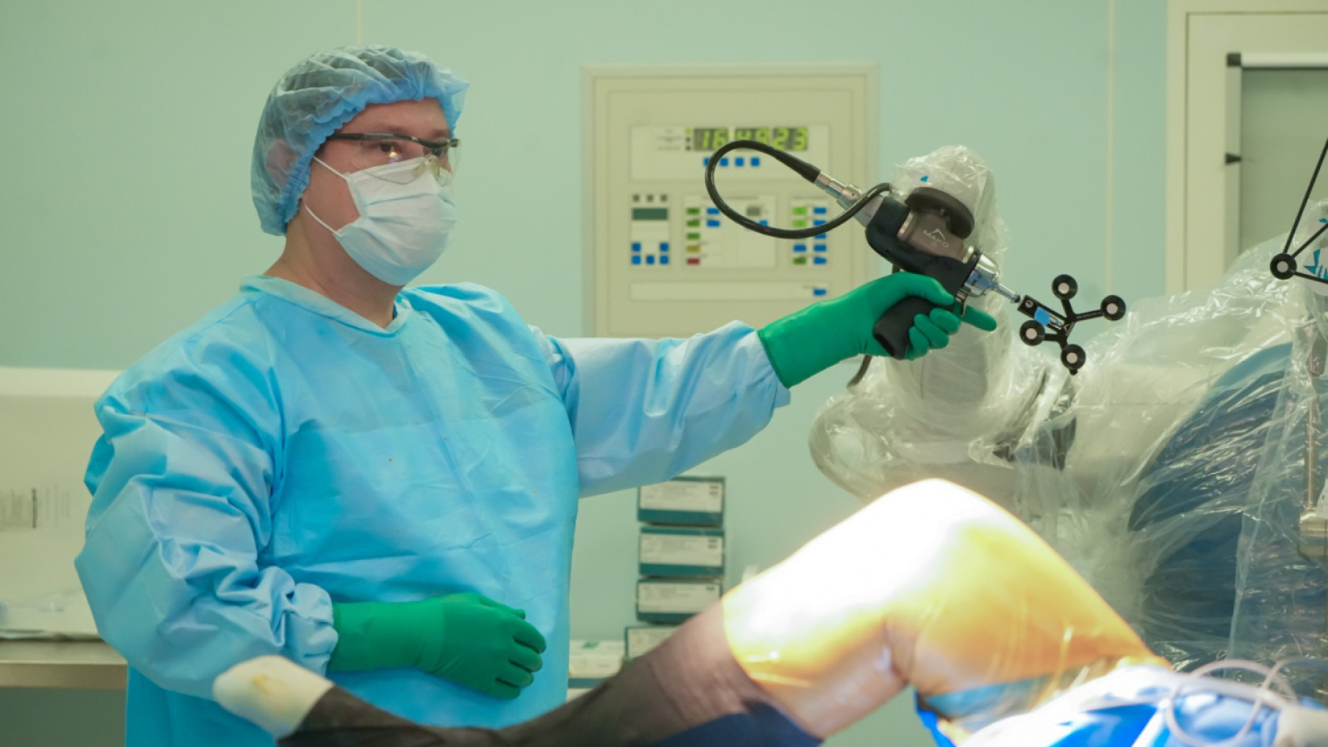 “Человек так идеально не увидит“: как робот заменяет глаза и руки хирурга