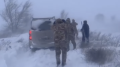 Автобус с 57 иностранцами застрял на трассе в Актюбинской области