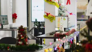 Казахстанцев предупредили об опасных украшениях для рабочего места к Новому году