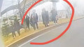 В Атырау люди массово перебегают дорогу под мостом, игнорируя пешеходный переход