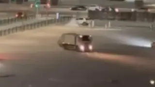 Снегоуборочная машина устроила дрифт-шоу на парковке в Астане