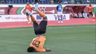 Футболист едва не погиб на поле из-за забитого гола: видео