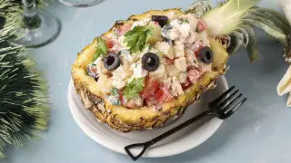 Ананасовый салат: 3 простых рецепта с курицей, ветчиной и креветками