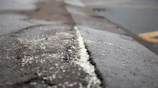 В Казахстане больше не посыпают дороги солью: чем ее заменили