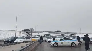 Непогода парализовала трассы в Казахстане: сотни машин движутся только с сопровождением