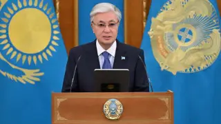 Токаев присудил стипендии Бибигуль Тулегеновой и Олжасу Сулейменову