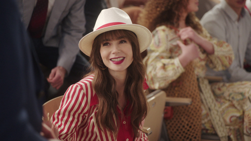 Кадр из сериала "Эмили в Париже"