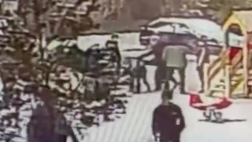 Мужчина вмешался в драку детей в Астане: видео попало в сеть