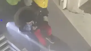 Пожарный спасает ребенка