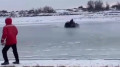 Инспекторы на квадроцикле провалились под лёд на реке Урал: видео