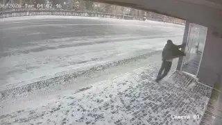 Астанчанин поссорился с незнакомцем и выместил злость на остановке