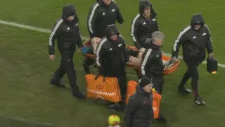 Звезды АПЛ устроили потасовку: игрока “Ливерпуля“ унесли на носилках