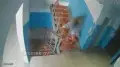 Жуткая расправа в подъезде попала на видео в Экибастузе