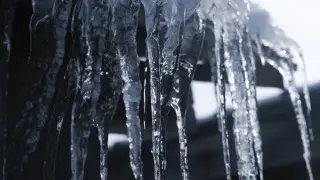Жители Атырау опасаются приближаться к домам из-за падающих сосулек