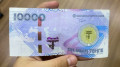 “Не приняли“: казахстанцы обратили внимание на необычную купюру в 10 000 тенге