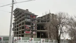 Полиция ищет авторов граффити Mellstroy на долгострое в Алматы