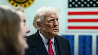 Трамп пообещал “большие проблемы“ премьеру Гренландии