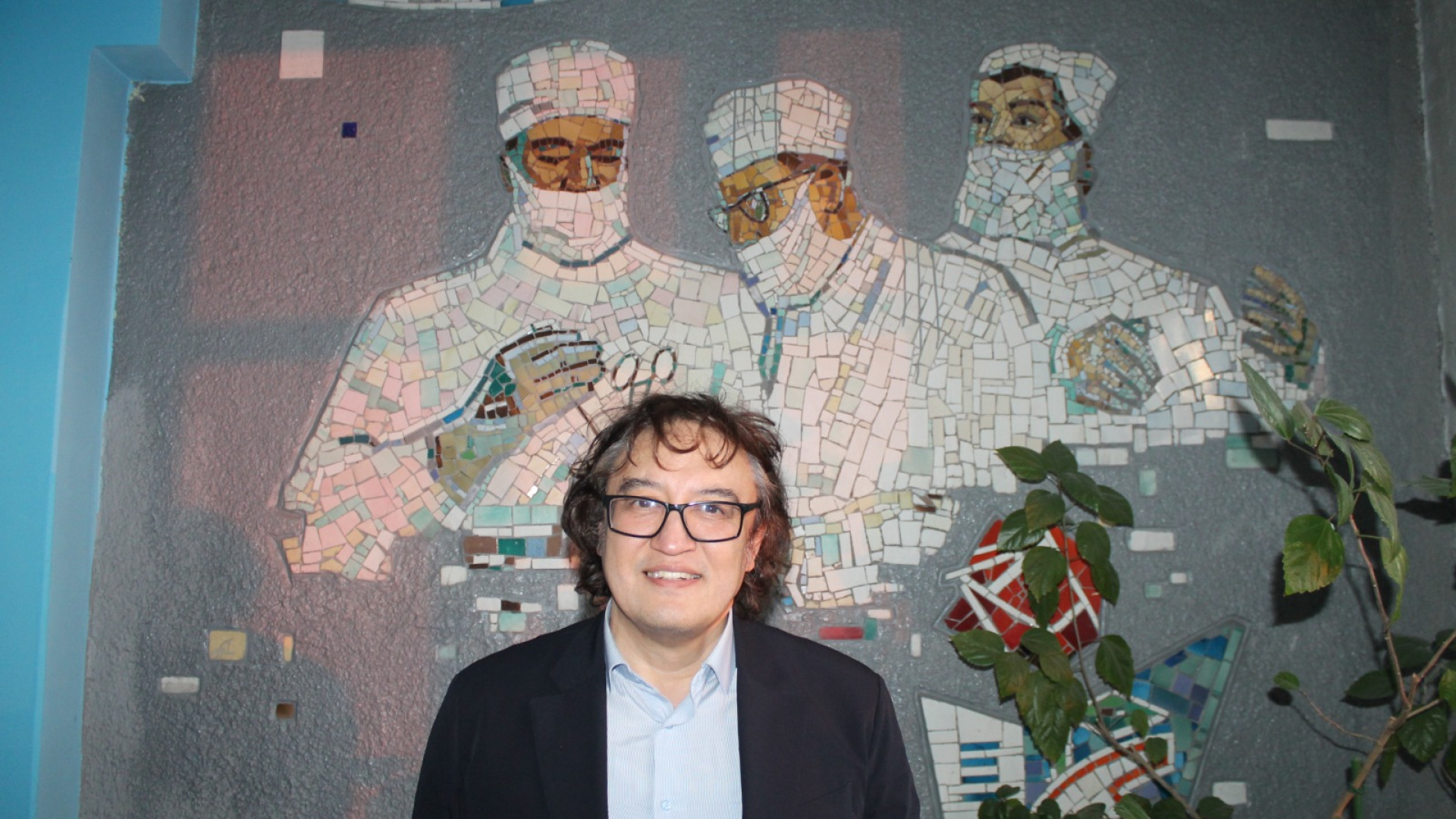 Врач, художник и певец: как профессор из Семея сочетает медицину и творчество