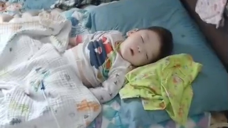 Кадр из видео, предоставленного родителями малыша