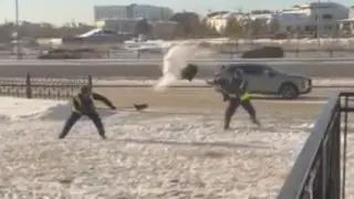 “В душе мы все дети“: поступок рабочих на остановке растрогал астанчан