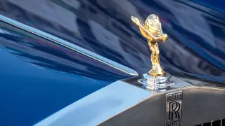 Новый кроссовер Rolls-Roys Cullinan показали фотошпионы