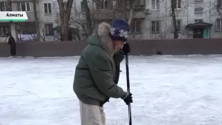 Житель Алматы больше 40 лет заливает каток во дворе многоэтажки