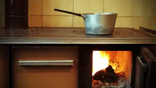 “Оставили одну дома“: с матерью погибшей девочки работают психологи в СКО