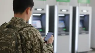 Срочникам в Казахстане запретят брать кредиты: появился документ