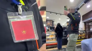 “Где вы прописаны?“ Неизвестный с бейджем Минобороны приставал к парням в Алматы