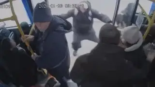 Пассажир выпал из автобуса на ходу в Караганде