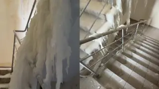 Подъезд элитного ЖК в Астане покрылся льдом