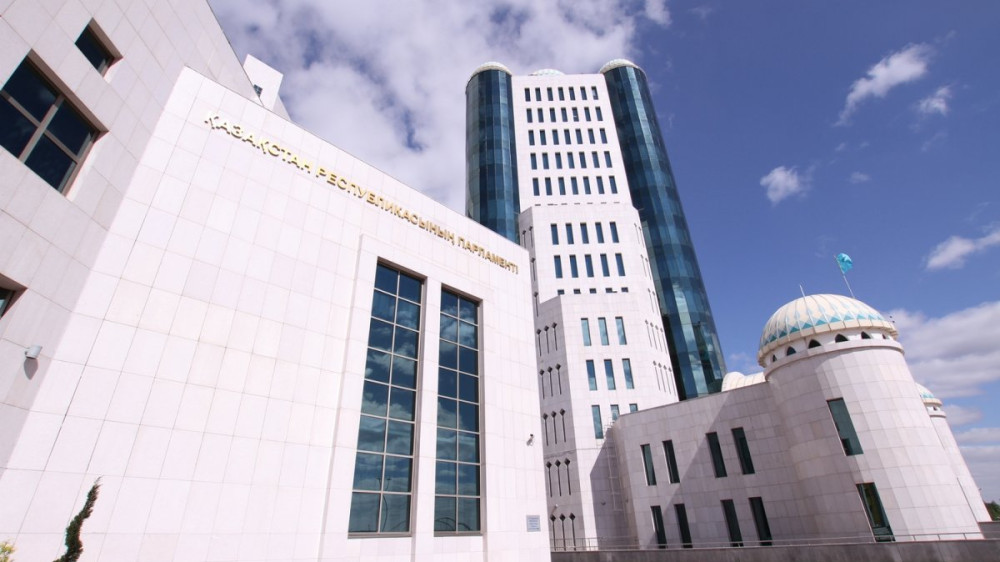 Парламент не сможет вносить поправки в Конституцию