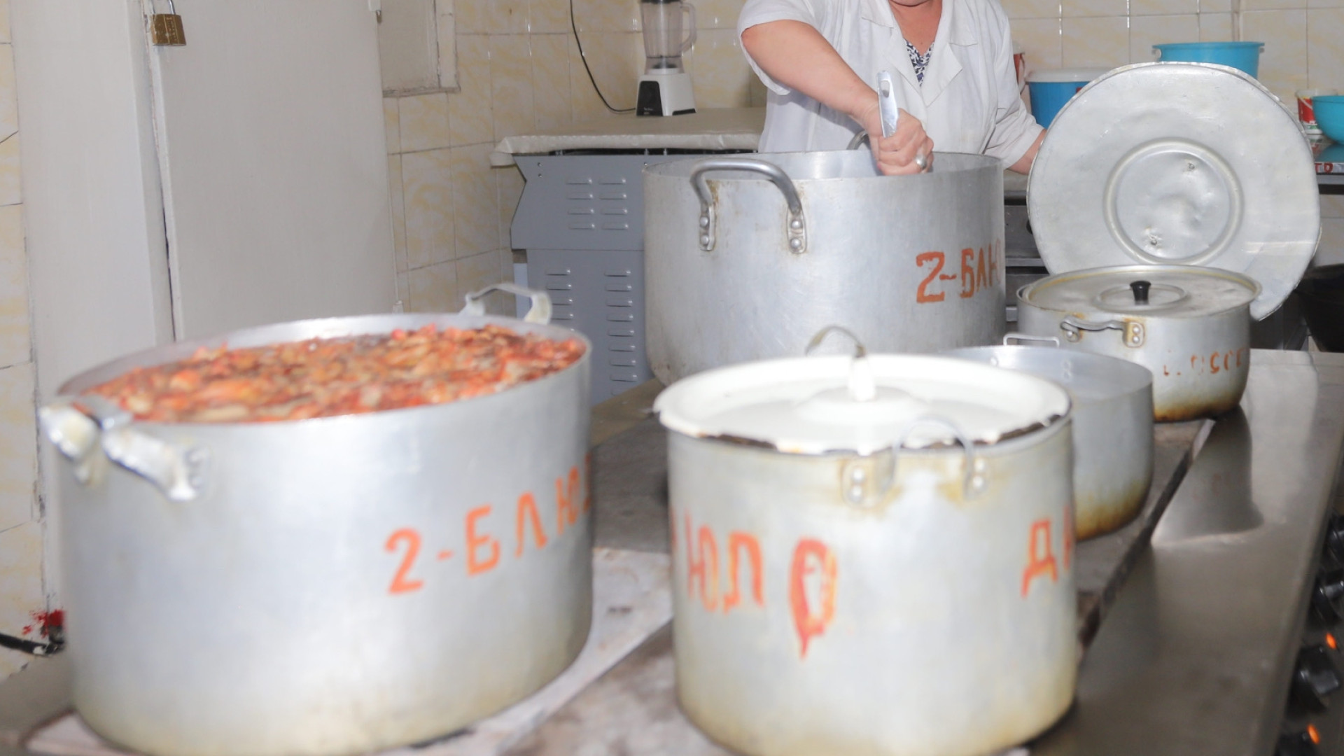 Алкоголики кормили школьников в Бурабае