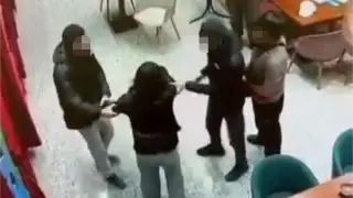 В Актау управляющий кафе устроил драку с посетительницей: видео