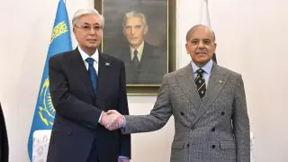 Токаев и премьер Пакистана обсудили торговлю, логистику и энергетику