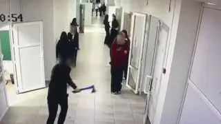 Мальчик бегал с топором по школе, есть пострадавшие: видео