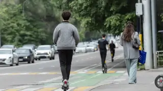 Самокатчикам в Алматы запретят ездить по тротуарам, но построят больше велодорожек