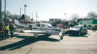 Самолёт приземлился прямо на дорогу и протаранил несколько авто в США