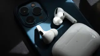 Наушники-путешественники улетели в тур по Казахстану: как вернуть забытые в самолете вещи