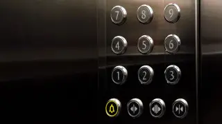 В Астане подростки застряли в неисправном лифте жилого дома