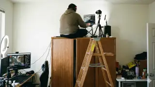 Деньги решают: казахстанский стример уже второй день живёт на шкафу