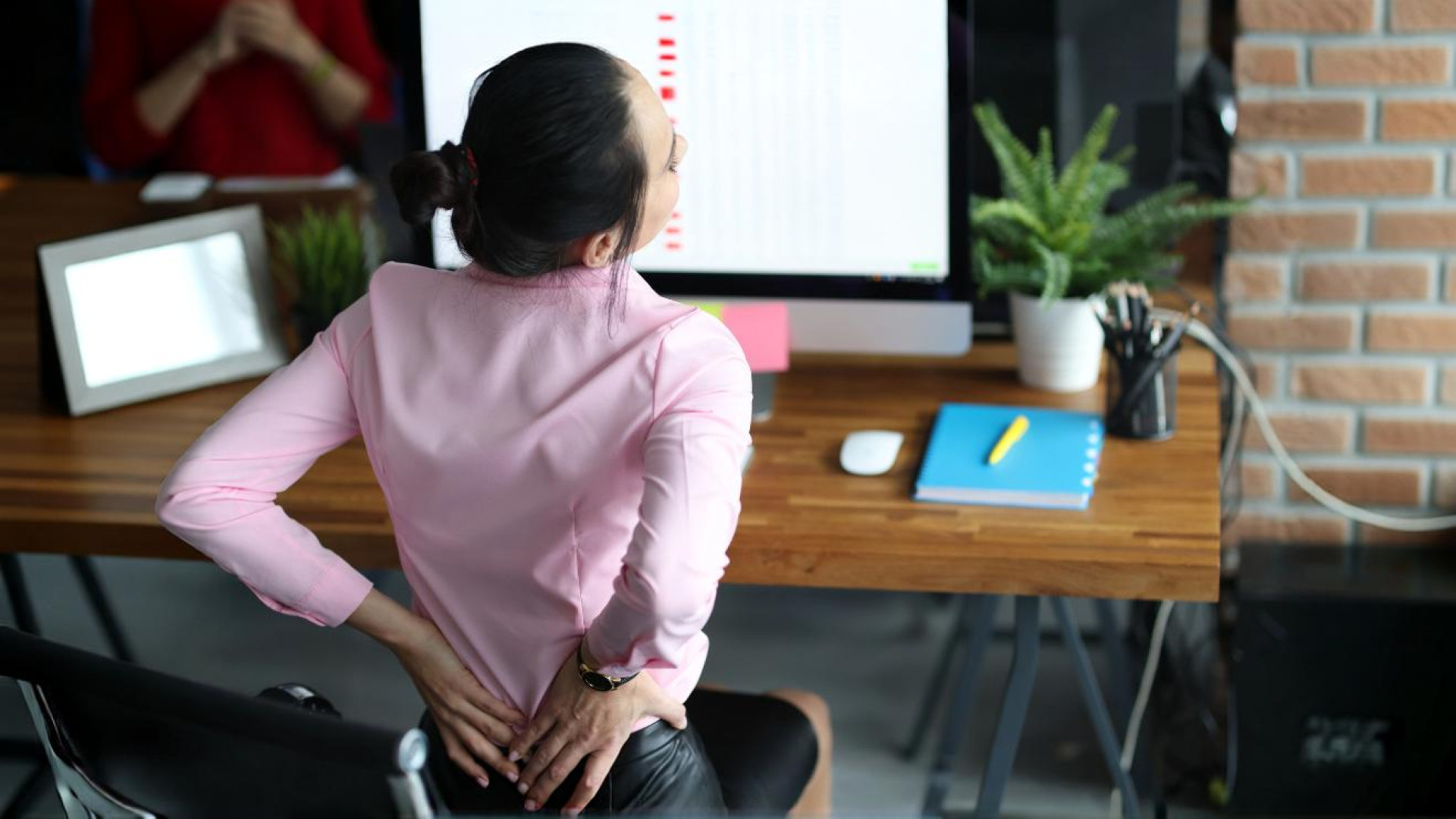 Не возраст и не тяжести: вертебролог — о причинах болей в спине