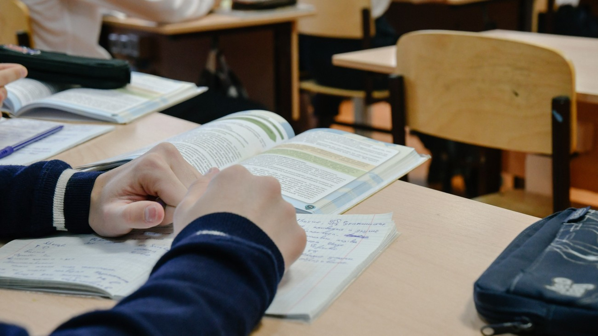 Школьник перепрыгнул через парту и предстал перед судом в Алматинской области