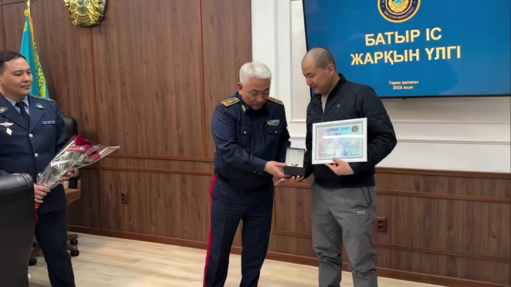 Попытка похищения школьницы в Таразе: спаситель получил часы и грамоту