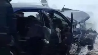 Очевидцы сняли последствия жуткого ДТП на трассе Омск – Майкапшагай: есть погибшие