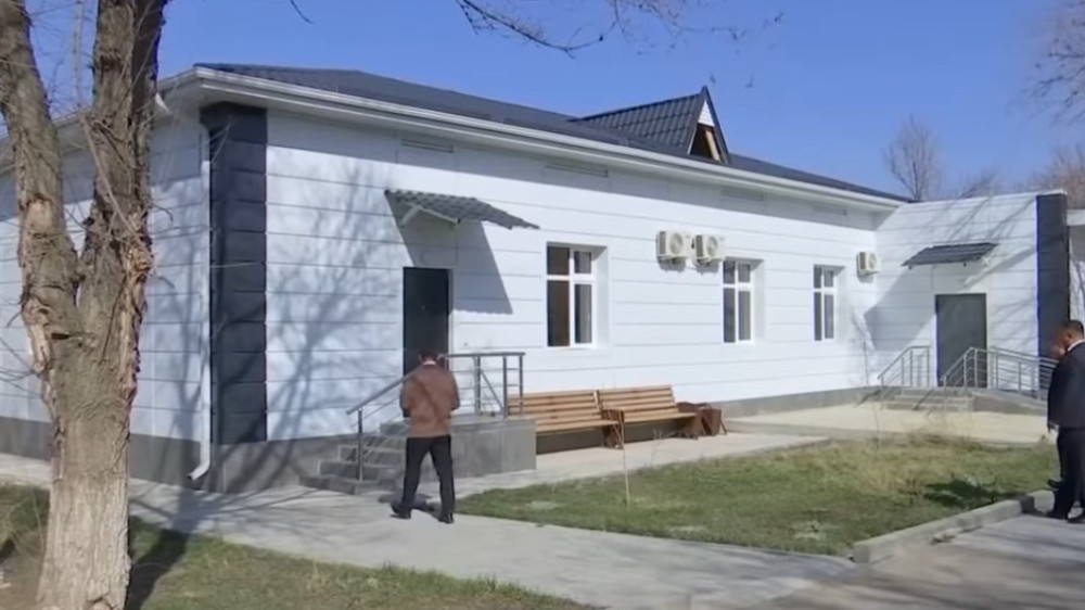 Новое здание акимата, построенное за 193 миллиона, начало рушиться в Туркестанской области