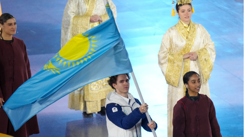 Михаил Шайдоров несет флаг на церемонии закрытия Олимпиады в Милане. Фото НОК Казахстана